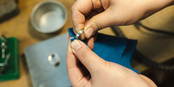 Cuidado y mantenimiento de joyas artesanales: consejos para preservar la belleza y durabilidad de tus piezas de oro, plata y bisutería