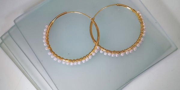 Pendientes de perlas: Una modernización en los diseños de estas gemas tan favorecedoras.